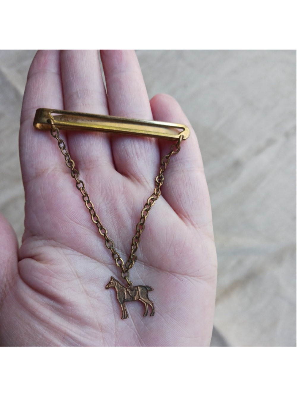 VTG HORSE Klik It Tie Bar Clip Giant Grip Gold Tone w/ Safety Chain Mens Jewelry